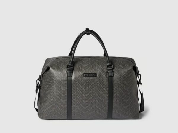 Duffle Bag mit Allover-Label-Muster Modell